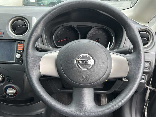 日産 ノート X 千葉県 2013(平25)年 6.3万km ダークメタルグレー ナビ　ＭＭ１１２－Ｗ　バックカメラ　ＣＤ　ＴＶ　ＩＰＯＤＳ　ＥＴＣ　前方ドライブレコーダー　オートライト機能　スマートキー　プッシュスタート Ｗエアバッグ 純正フロアマット　社外１５インチブラックＡＷ
