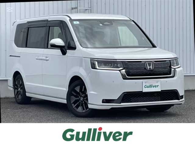 ホンダ ステップワゴン スパーダ 熊本県 2023(令5)年 0.7万km プラチナホワイトパール 純正ナビ/・AM/FM/CD/DVD/BT/SD/・バックカメラ/・TV走行中視聴可能/Honda SENSING/・衝突軽減ブレーキ/・歩行者事故低減ステアリング/・路外逸脱制御機能/・アダプティブクルーズコントロール/・車線維持支援機能/電動格納ミラー/・ブラインドスポットモニター/電動パーキングブレーキ/・ブレーキホールド/ハーフレザーシート/・オットマン（2列目）/・前席シートヒーター/ETC/後席充電ポート（2列目・3列目共に）/後席サンシェード/クリアランスソナー/パドルシフト/シーケンシャルウィンカー/格納シート（3列目）/前後ドライブレコーダー/プッシュスタート/スマートキー