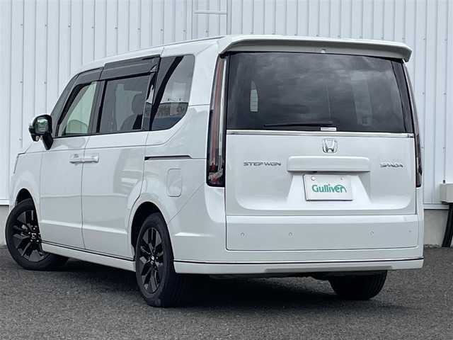 ホンダ ステップワゴン スパーダ 熊本県 2023(令5)年 0.7万km プラチナホワイトパール 純正ナビ/・AM/FM/CD/DVD/BT/SD/・バックカメラ/・TV走行中視聴可能/Honda SENSING/・衝突軽減ブレーキ/・歩行者事故低減ステアリング/・路外逸脱制御機能/・アダプティブクルーズコントロール/・車線維持支援機能/電動格納ミラー/・ブラインドスポットモニター/電動パーキングブレーキ/・ブレーキホールド/ハーフレザーシート/・オットマン（2列目）/・前席シートヒーター/ETC/後席充電ポート（2列目・3列目共に）/後席サンシェード/クリアランスソナー/パドルシフト/シーケンシャルウィンカー/格納シート（3列目）/前後ドライブレコーダー/プッシュスタート/スマートキー