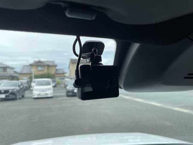 ホンダ ステップワゴン スパーダ 熊本県 2023(令5)年 0.7万km プラチナホワイトパール 純正ナビ/・AM/FM/CD/DVD/BT/SD/・バックカメラ/・TV走行中視聴可能/Honda SENSING/・衝突軽減ブレーキ/・歩行者事故低減ステアリング/・路外逸脱制御機能/・アダプティブクルーズコントロール/・車線維持支援機能/電動格納ミラー/・ブラインドスポットモニター/電動パーキングブレーキ/・ブレーキホールド/ハーフレザーシート/・オットマン（2列目）/・前席シートヒーター/ETC/後席充電ポート（2列目・3列目共に）/後席サンシェード/クリアランスソナー/パドルシフト/シーケンシャルウィンカー/格納シート（3列目）/前後ドライブレコーダー/プッシュスタート/スマートキー