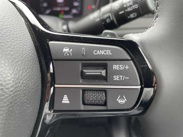 ホンダ ステップワゴン スパーダ 熊本県 2023(令5)年 0.7万km プラチナホワイトパール 純正ナビ/・AM/FM/CD/DVD/BT/SD/・バックカメラ/・TV走行中視聴可能/Honda SENSING/・衝突軽減ブレーキ/・歩行者事故低減ステアリング/・路外逸脱制御機能/・アダプティブクルーズコントロール/・車線維持支援機能/電動格納ミラー/・ブラインドスポットモニター/電動パーキングブレーキ/・ブレーキホールド/ハーフレザーシート/・オットマン（2列目）/・前席シートヒーター/ETC/後席充電ポート（2列目・3列目共に）/後席サンシェード/クリアランスソナー/パドルシフト/シーケンシャルウィンカー/格納シート（3列目）/前後ドライブレコーダー/プッシュスタート/スマートキー