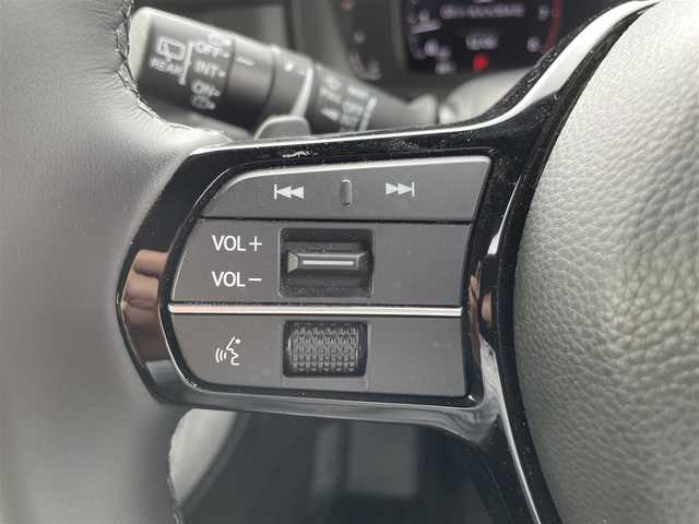 ホンダ ステップワゴン スパーダ 熊本県 2023(令5)年 0.7万km プラチナホワイトパール 純正ナビ/・AM/FM/CD/DVD/BT/SD/・バックカメラ/・TV走行中視聴可能/Honda SENSING/・衝突軽減ブレーキ/・歩行者事故低減ステアリング/・路外逸脱制御機能/・アダプティブクルーズコントロール/・車線維持支援機能/電動格納ミラー/・ブラインドスポットモニター/電動パーキングブレーキ/・ブレーキホールド/ハーフレザーシート/・オットマン（2列目）/・前席シートヒーター/ETC/後席充電ポート（2列目・3列目共に）/後席サンシェード/クリアランスソナー/パドルシフト/シーケンシャルウィンカー/格納シート（3列目）/前後ドライブレコーダー/プッシュスタート/スマートキー