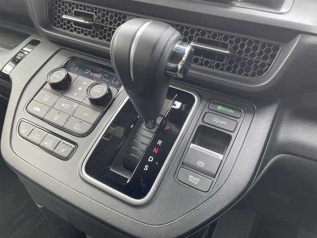 ホンダ ステップワゴン スパーダ 熊本県 2023(令5)年 0.7万km プラチナホワイトパール 純正ナビ/・AM/FM/CD/DVD/BT/SD/・バックカメラ/・TV走行中視聴可能/Honda SENSING/・衝突軽減ブレーキ/・歩行者事故低減ステアリング/・路外逸脱制御機能/・アダプティブクルーズコントロール/・車線維持支援機能/電動格納ミラー/・ブラインドスポットモニター/電動パーキングブレーキ/・ブレーキホールド/ハーフレザーシート/・オットマン（2列目）/・前席シートヒーター/ETC/後席充電ポート（2列目・3列目共に）/後席サンシェード/クリアランスソナー/パドルシフト/シーケンシャルウィンカー/格納シート（3列目）/前後ドライブレコーダー/プッシュスタート/スマートキー