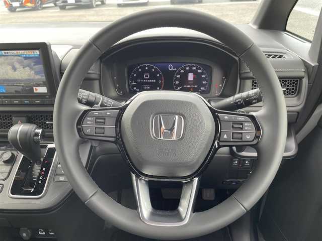 ホンダ ステップワゴン スパーダ 熊本県 2023(令5)年 0.7万km プラチナホワイトパール 純正ナビ/・AM/FM/CD/DVD/BT/SD/・バックカメラ/・TV走行中視聴可能/Honda SENSING/・衝突軽減ブレーキ/・歩行者事故低減ステアリング/・路外逸脱制御機能/・アダプティブクルーズコントロール/・車線維持支援機能/電動格納ミラー/・ブラインドスポットモニター/電動パーキングブレーキ/・ブレーキホールド/ハーフレザーシート/・オットマン（2列目）/・前席シートヒーター/ETC/後席充電ポート（2列目・3列目共に）/後席サンシェード/クリアランスソナー/パドルシフト/シーケンシャルウィンカー/格納シート（3列目）/前後ドライブレコーダー/プッシュスタート/スマートキー