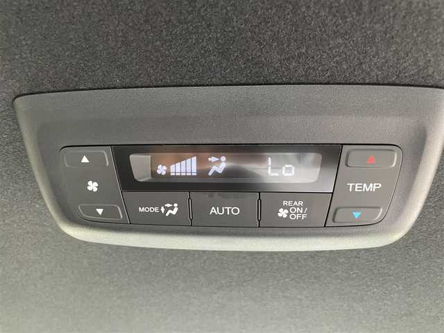 ホンダ ステップワゴン スパーダ 熊本県 2023(令5)年 0.7万km プラチナホワイトパール 純正ナビ/・AM/FM/CD/DVD/BT/SD/・バックカメラ/・TV走行中視聴可能/Honda SENSING/・衝突軽減ブレーキ/・歩行者事故低減ステアリング/・路外逸脱制御機能/・アダプティブクルーズコントロール/・車線維持支援機能/電動格納ミラー/・ブラインドスポットモニター/電動パーキングブレーキ/・ブレーキホールド/ハーフレザーシート/・オットマン（2列目）/・前席シートヒーター/ETC/後席充電ポート（2列目・3列目共に）/後席サンシェード/クリアランスソナー/パドルシフト/シーケンシャルウィンカー/格納シート（3列目）/前後ドライブレコーダー/プッシュスタート/スマートキー