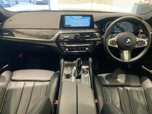 ＢＭＷ ５２３ｉ Mスポーツ 熊本県 2018(平30)年 3.4万km メディテラニアンブルー ・スマートキー/・プッシュスタート/・注意喚起アシスタント/・インテリジェントセーフティ/・PDC自動起動/・アクティブPDC緊急ブレーキ/・パーキングアシスト/・オートハイビーム/・クルーズコントロール(追従式)/・純正HDDナビ/　【DVD・Bluetooth・USB・AppleCarPlay】/・フルセグTV/・全方位カメラ/・ETC/・ドライブレコーダー(前方録画)/・パワートランク/・LEDヘッドランプ/・LEDフォグランプ/・純正マット/・保証書/取説