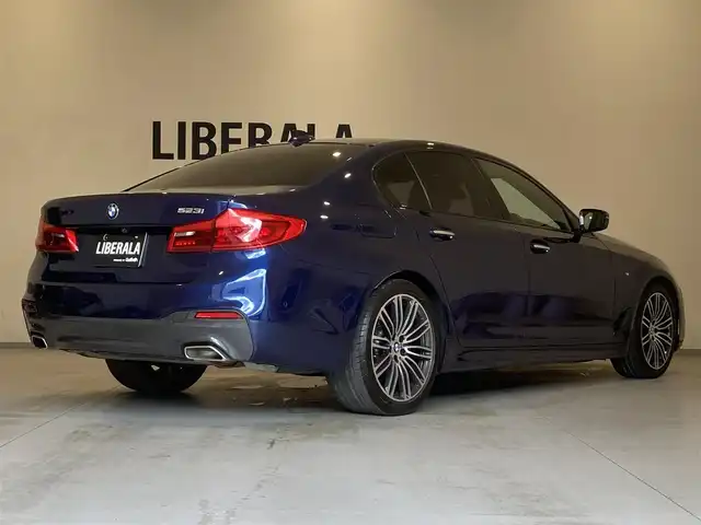 ＢＭＷ ５２３ｉ Mスポーツ 熊本県 2018(平30)年 3.4万km メディテラニアンブルー ・スマートキー/・プッシュスタート/・注意喚起アシスタント/・インテリジェントセーフティ/・PDC自動起動/・アクティブPDC緊急ブレーキ/・パーキングアシスト/・オートハイビーム/・クルーズコントロール(追従式)/・純正HDDナビ/　【DVD・Bluetooth・USB・AppleCarPlay】/・フルセグTV/・全方位カメラ/・ETC/・ドライブレコーダー(前方録画)/・パワートランク/・LEDヘッドランプ/・LEDフォグランプ/・純正マット/・保証書/取説