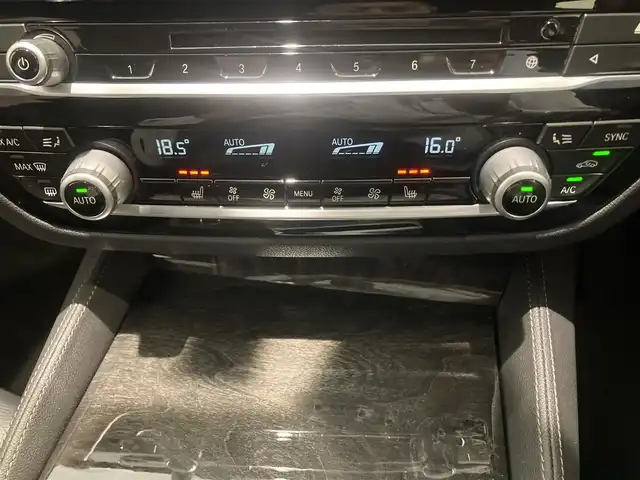 ＢＭＷ ５２３ｉ Mスポーツ 熊本県 2018(平30)年 3.4万km メディテラニアンブルー ・スマートキー/・プッシュスタート/・注意喚起アシスタント/・インテリジェントセーフティ/・PDC自動起動/・アクティブPDC緊急ブレーキ/・パーキングアシスト/・オートハイビーム/・クルーズコントロール(追従式)/・純正HDDナビ/　【DVD・Bluetooth・USB・AppleCarPlay】/・フルセグTV/・全方位カメラ/・ETC/・ドライブレコーダー(前方録画)/・パワートランク/・LEDヘッドランプ/・LEDフォグランプ/・純正マット/・保証書/取説