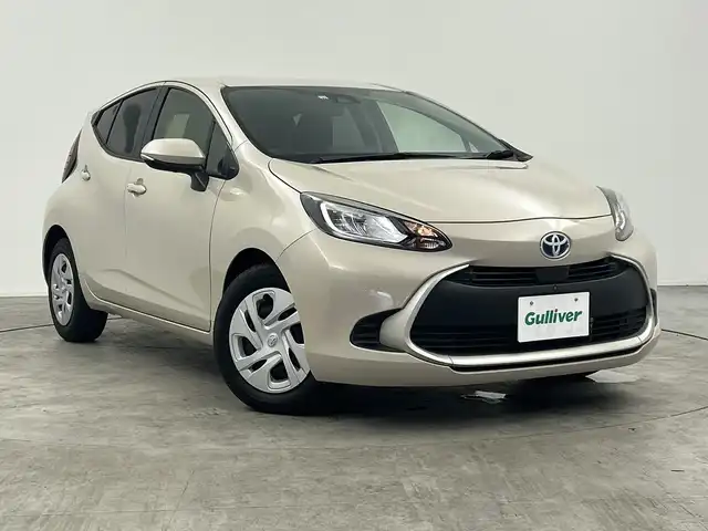 トヨタ アクア G 三重県 2022(令4)年 1万km クリアベージュメタリック 禁煙車/パノラミックビューモニター　/ＢＳＭ　/純正８型ＤＡ　/AM/FM/BT/USB/スマホ連動/ステアリングヒーター　/シートヒーター　/クリアランスソナー　/レーダークルーズコントロール　/ＡＣ１００Ｖ電源　/トヨタセーフティセンス/ステアリングリモコン/純正LEDライト/取説・保証書