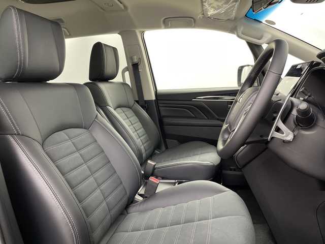 三菱 デリカＤ：５ シャモニー 道央・札幌 2025(令7)年 0.1千km 白Ⅱ ・CHAMONIX (8人)　4WD・/　e-Assist　/寒冷地仕様/・オリジナルナビ取付パッケージ/・マルチアラウンドモニタ-/・＋リアモニター取付パッケージ(25300円)　/・D:5専用11型ナビゲーション(322300円)/・アルパイン　ナビ/フルセグTV/・DVD/CD再生機能　Bluetooth接続/・Apple CarPlay　Android Auto対応/・12.8型後席用モニター(143550円)/・衝突被害軽減ブレーキシステム/・レーダークルーズコントロールシステム/・オートマチックハイビーム/LEDライト/・エレクトリックテールゲート/両側パワースライドドア/・ハーフレザーシート/・運転席パワーシート/前席シートヒーター/・パドルシフト/ウインカーミラー/・純正18インチアルミホイル/・サイド/カーテンエアバッグ/・スマートキー/スペアーキー