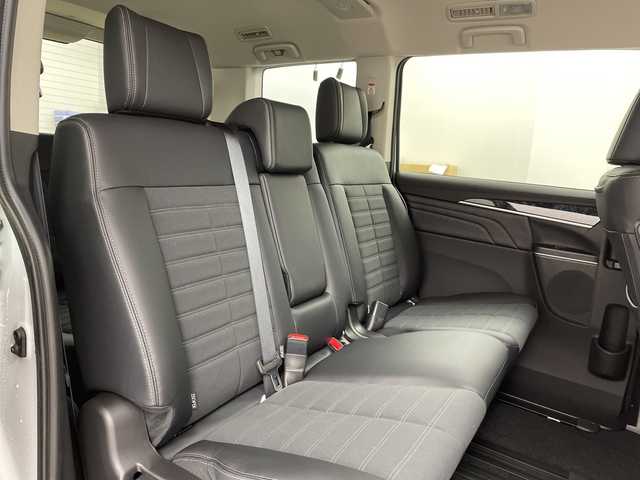 三菱 デリカＤ：５ シャモニー 道央・札幌 2025(令7)年 0.1千km 白Ⅱ ・CHAMONIX (8人)　4WD・/　e-Assist　/寒冷地仕様/・オリジナルナビ取付パッケージ/・マルチアラウンドモニタ-/・＋リアモニター取付パッケージ(25300円)　/・D:5専用11型ナビゲーション(322300円)/・アルパイン　ナビ/フルセグTV/・DVD/CD再生機能　Bluetooth接続/・Apple CarPlay　Android Auto対応/・12.8型後席用モニター(143550円)/・衝突被害軽減ブレーキシステム/・レーダークルーズコントロールシステム/・オートマチックハイビーム/LEDライト/・エレクトリックテールゲート/両側パワースライドドア/・ハーフレザーシート/・運転席パワーシート/前席シートヒーター/・パドルシフト/ウインカーミラー/・純正18インチアルミホイル/・サイド/カーテンエアバッグ/・スマートキー/スペアーキー