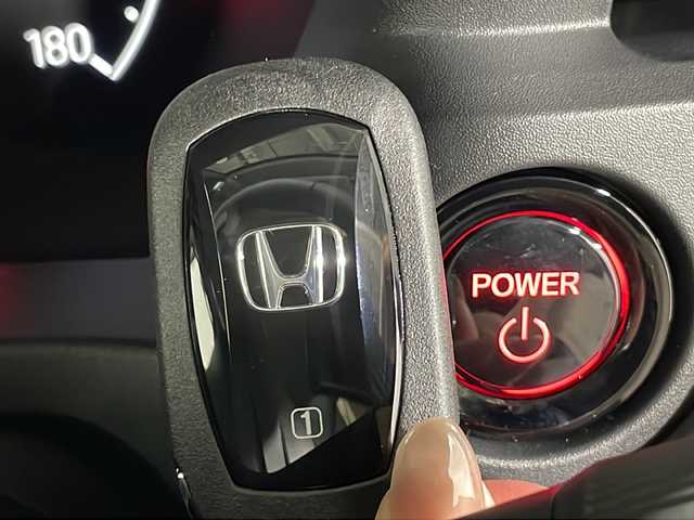 ホンダ ヴェゼル ハイブリッド e:HEV Z 広島県 2025(令7)年 0.1千km クリスタルブラックパール 登録済未使用車（5km）/9型Honda CONNECTディスプレイ/パワーテールゲート/ハーフレザーシート/シートヒーター/ステアリングヒーター/ホンダセンシング/・衝突軽減ブレーキ/・誤発進抑制機能/・レーンキープアシスト/・パーキングセンサー/・アダプティブクルーズコントロール/・アダプティブドライビングビーム/・ブラインドスポットインフォメーション/バックカメラ/減速セレクター/ヒルディセントコントロール/電動パーキングブレーキ/オートブレーキホールド/LEDヘッドランプ/オートライト/ETC2.0/ワイヤレス充電/USB入力端子