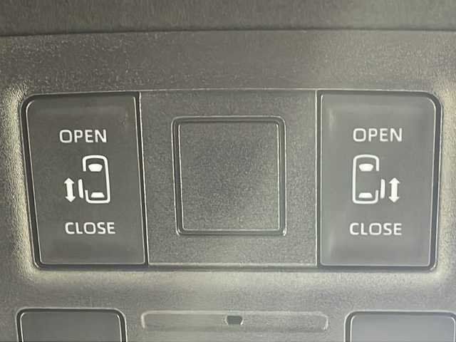 トヨタ ヴォクシー ハイブリッド S－Z 広島県 2023(令5)年 0.9万km ホワイトパールクリスタルシャイン 純正10.5型ディスプレイオーディオ（Bluetooth/フルセグTV/スマホ連携）/両側パワースライドドア/バックカメラ/CD/DVDデッキ/ハーフレザーシート/シートヒーター/セーフティセンス/・プリクラッシュセーフティ/・レーントレーシングアシスト/・レーダークルーズコントロール/・オートマチックハイビーム/・ロードサインアシスト/LEDヘッドランプ/純正17インチAW/USB/HDMI入力端子/ETC2.0/AC100V/1500W電源/ドライブレコーダー