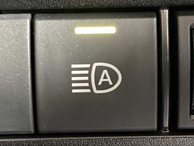 トヨタ ヴォクシー ハイブリッド S－Z 広島県 2023(令5)年 0.9万km ホワイトパールクリスタルシャイン 純正10.5型ディスプレイオーディオ（Bluetooth/フルセグTV/スマホ連携）/両側パワースライドドア/バックカメラ/CD/DVDデッキ/ハーフレザーシート/シートヒーター/セーフティセンス/・プリクラッシュセーフティ/・レーントレーシングアシスト/・レーダークルーズコントロール/・オートマチックハイビーム/・ロードサインアシスト/LEDヘッドランプ/純正17インチAW/USB/HDMI入力端子/ETC2.0/AC100V/1500W電源/ドライブレコーダー