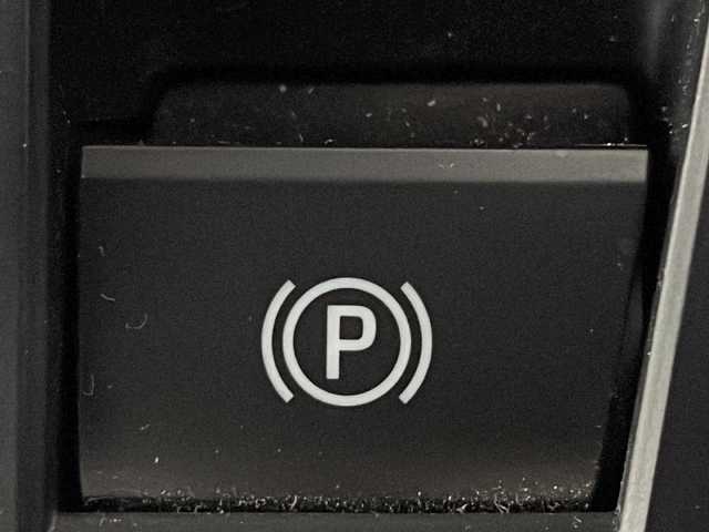 トヨタ ヴォクシー ハイブリッド S－Z 広島県 2023(令5)年 0.9万km ホワイトパールクリスタルシャイン 純正10.5型ディスプレイオーディオ（Bluetooth/フルセグTV/スマホ連携）/両側パワースライドドア/バックカメラ/CD/DVDデッキ/ハーフレザーシート/シートヒーター/セーフティセンス/・プリクラッシュセーフティ/・レーントレーシングアシスト/・レーダークルーズコントロール/・オートマチックハイビーム/・ロードサインアシスト/LEDヘッドランプ/純正17インチAW/USB/HDMI入力端子/ETC2.0/AC100V/1500W電源/ドライブレコーダー