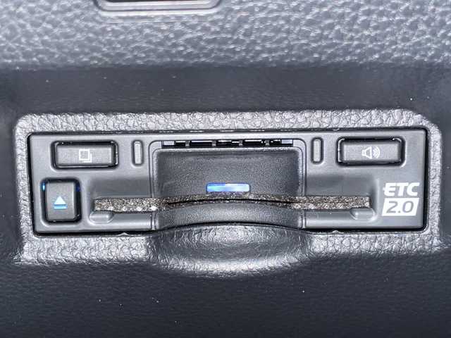 トヨタ ヴォクシー ハイブリッド S－Z 広島県 2023(令5)年 0.9万km ホワイトパールクリスタルシャイン 純正10.5型ディスプレイオーディオ（Bluetooth/フルセグTV/スマホ連携）/両側パワースライドドア/バックカメラ/CD/DVDデッキ/ハーフレザーシート/シートヒーター/セーフティセンス/・プリクラッシュセーフティ/・レーントレーシングアシスト/・レーダークルーズコントロール/・オートマチックハイビーム/・ロードサインアシスト/LEDヘッドランプ/純正17インチAW/USB/HDMI入力端子/ETC2.0/AC100V/1500W電源/ドライブレコーダー