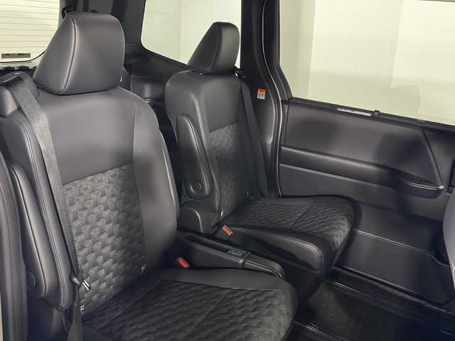 トヨタ ヴォクシー ハイブリッド S－Z 広島県 2023(令5)年 0.9万km ホワイトパールクリスタルシャイン 純正10.5型ディスプレイオーディオ（Bluetooth/フルセグTV/スマホ連携）/両側パワースライドドア/バックカメラ/CD/DVDデッキ/ハーフレザーシート/シートヒーター/セーフティセンス/・プリクラッシュセーフティ/・レーントレーシングアシスト/・レーダークルーズコントロール/・オートマチックハイビーム/・ロードサインアシスト/LEDヘッドランプ/純正17インチAW/USB/HDMI入力端子/ETC2.0/AC100V/1500W電源/ドライブレコーダー