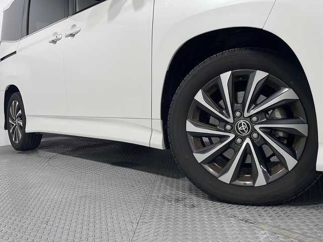 トヨタ ヴォクシー ハイブリッド S－Z 広島県 2023(令5)年 0.9万km ホワイトパールクリスタルシャイン 純正10.5型ディスプレイオーディオ（Bluetooth/フルセグTV/スマホ連携）/両側パワースライドドア/バックカメラ/CD/DVDデッキ/ハーフレザーシート/シートヒーター/セーフティセンス/・プリクラッシュセーフティ/・レーントレーシングアシスト/・レーダークルーズコントロール/・オートマチックハイビーム/・ロードサインアシスト/LEDヘッドランプ/純正17インチAW/USB/HDMI入力端子/ETC2.0/AC100V/1500W電源/ドライブレコーダー