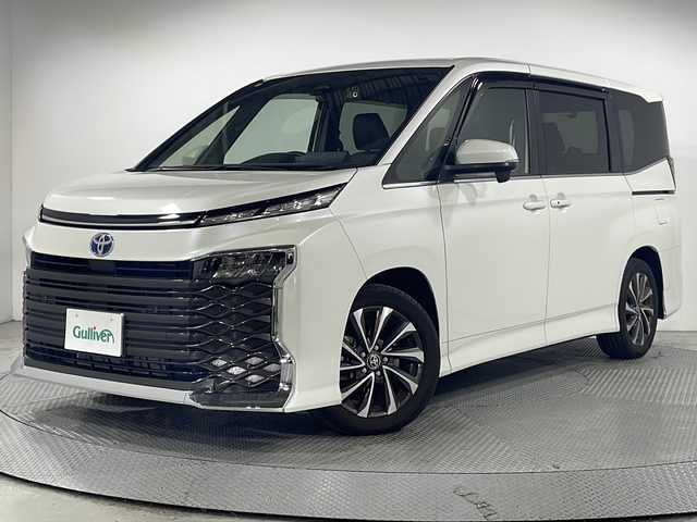 トヨタ ヴォクシー ハイブリッド S－Z 広島県 2023(令5)年 0.9万km ホワイトパールクリスタルシャイン 純正10.5型ディスプレイオーディオ（Bluetooth/フルセグTV/スマホ連携）/両側パワースライドドア/バックカメラ/CD/DVDデッキ/ハーフレザーシート/シートヒーター/セーフティセンス/・プリクラッシュセーフティ/・レーントレーシングアシスト/・レーダークルーズコントロール/・オートマチックハイビーム/・ロードサインアシスト/LEDヘッドランプ/純正17インチAW/USB/HDMI入力端子/ETC2.0/AC100V/1500W電源/ドライブレコーダー