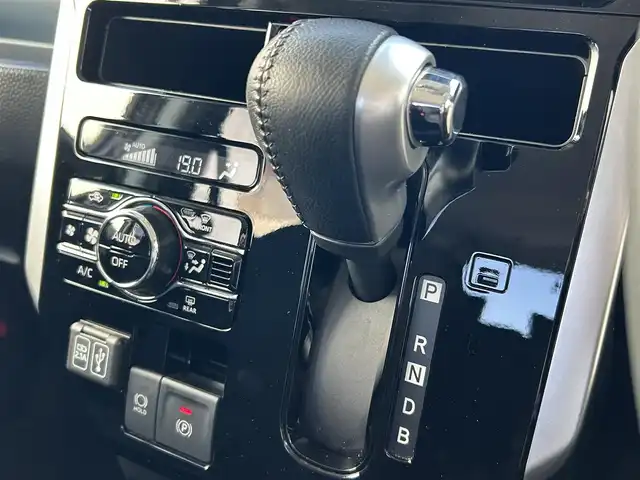 トヨタ ルーミー カスタムG－T 滋賀県 2023(令5)年 0.7万km プラムブラウンパールクリスタルシャイン モデリスタエアロ/両側パワースライドドア/9インチ純正ディスプレイオーディオ/（FM/AM/フルセグ/Bluetooth/USB）/バックカメラ/ETC/前後ドライブレコーダー/スマートアシスト/・ブレーキ制御付誤発進抑制機能/・衝突回避支援ブレーキ機能/・衝突警報機能/・レーンキープアシスト	/・アダプティブクルーズコントロール/・コーナー・バックセンサー（ソナー）	/・標識検知機能	/アイドリングストップ/電動格納ミラー/電子パーキング/ブレーキホールド/革巻きステアリング/ステアリングスイッチ/オートライト/LEDヘッドライト/フロントフォグ/フルオートエアコン/プッシュスタート/スマートキー/純正フロアマット/USB端子