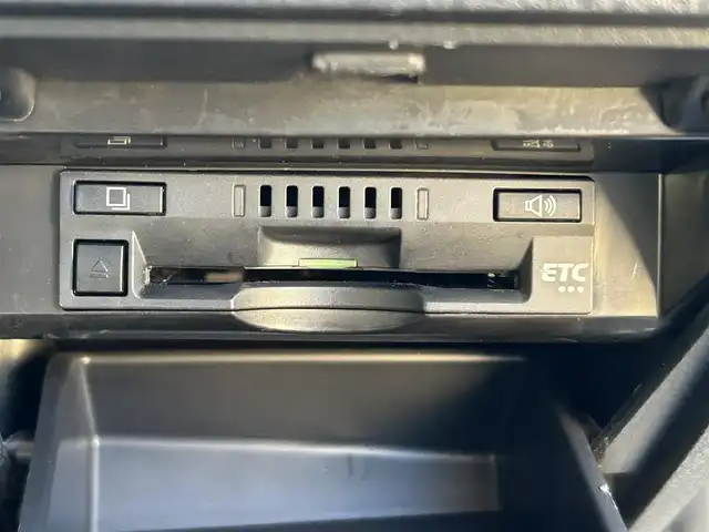 トヨタ カムリ WSレザーパッケージ 愛媛県 2019(令1)年 6.5万km プラチナホワイトパールマイカ 純正ナビ（Bluetooth/SD/フルセグテレビ）/ビルトインETC/バックカメラ/USB入力端子/追従型クルーズコントロール/リアクロストラフィックブレーキ/ブラインドスポットモニター/前後コーナーセンサー/前席パワーシート/前席シートヒーター/レーンキープアシスト/横滑り防止装置/衝突被害軽減システム/カーテンエアバック/純正18インチAW/LEDヘッドライト/フォグランプ/スペアキー