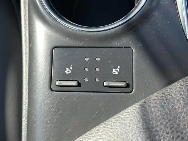 トヨタ カムリ WSレザーパッケージ 愛媛県 2019(令1)年 6.5万km プラチナホワイトパールマイカ 純正ナビ（Bluetooth/SD/フルセグテレビ）/ビルトインETC/バックカメラ/USB入力端子/追従型クルーズコントロール/リアクロストラフィックブレーキ/ブラインドスポットモニター/前後コーナーセンサー/前席パワーシート/前席シートヒーター/レーンキープアシスト/横滑り防止装置/衝突被害軽減システム/カーテンエアバック/純正18インチAW/LEDヘッドライト/フォグランプ/スペアキー