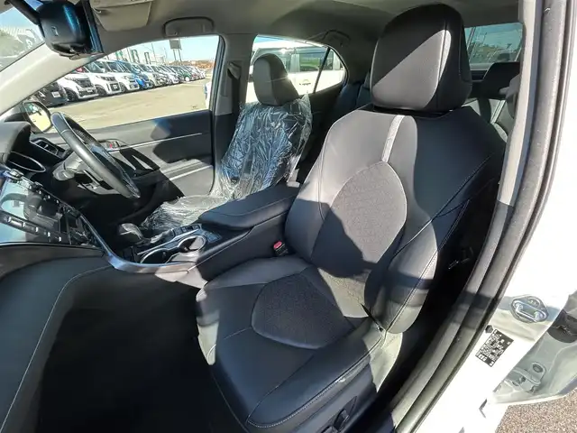 トヨタ カムリ WSレザーパッケージ 愛媛県 2019(令1)年 6.5万km プラチナホワイトパールマイカ 純正ナビ（Bluetooth/SD/フルセグテレビ）/ビルトインETC/バックカメラ/USB入力端子/追従型クルーズコントロール/リアクロストラフィックブレーキ/ブラインドスポットモニター/前後コーナーセンサー/前席パワーシート/前席シートヒーター/レーンキープアシスト/横滑り防止装置/衝突被害軽減システム/カーテンエアバック/純正18インチAW/LEDヘッドライト/フォグランプ/スペアキー