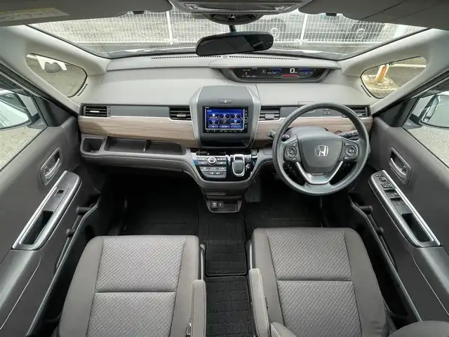 ホンダ フリード ハイブリット G ホンダセンシング 福岡県 2021(令3)年 4.6万km プラチナホワイトパール 純正7型SDナビ(フルセグTV/CD/DVD/Bluetooth)/ホンダセンシング/レーダークルコン/両側パワスラ/バックカメラ/コーナーセンサー/ETC/シートヒーター/純正LEDヘッドライト/純正フロアマット/スマートキー/プッシュスタート/ステアリングスイッチ/USBポート