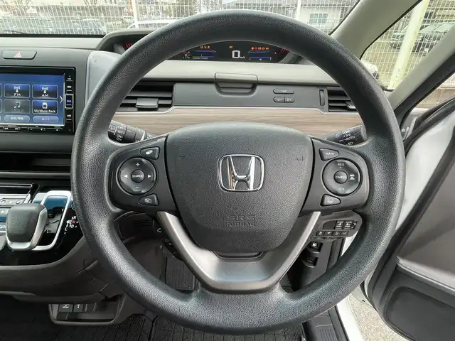 ホンダ フリード ハイブリット G ホンダセンシング 福岡県 2021(令3)年 4.6万km プラチナホワイトパール 純正7型SDナビ(フルセグTV/CD/DVD/Bluetooth)/ホンダセンシング/レーダークルコン/両側パワスラ/バックカメラ/コーナーセンサー/ETC/シートヒーター/純正LEDヘッドライト/純正フロアマット/スマートキー/プッシュスタート/ステアリングスイッチ/USBポート