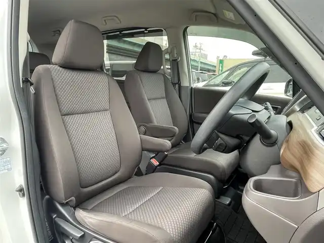 ホンダ フリード ハイブリット G ホンダセンシング 福岡県 2021(令3)年 4.6万km プラチナホワイトパール 純正7型SDナビ(フルセグTV/CD/DVD/Bluetooth)/ホンダセンシング/レーダークルコン/両側パワスラ/バックカメラ/コーナーセンサー/ETC/シートヒーター/純正LEDヘッドライト/純正フロアマット/スマートキー/プッシュスタート/ステアリングスイッチ/USBポート