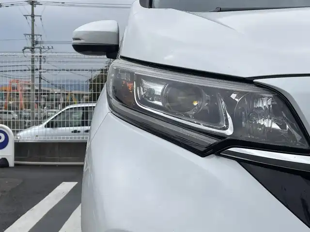 ホンダ フリード ハイブリット G ホンダセンシング 福岡県 2021(令3)年 4.6万km プラチナホワイトパール 純正7型SDナビ(フルセグTV/CD/DVD/Bluetooth)/ホンダセンシング/レーダークルコン/両側パワスラ/バックカメラ/コーナーセンサー/ETC/シートヒーター/純正LEDヘッドライト/純正フロアマット/スマートキー/プッシュスタート/ステアリングスイッチ/USBポート