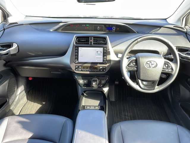 トヨタ プリウス S ツーリングセレ ブラックED 山口県 2021(令3)年 4.4万km ブラックM/グレーM 純正ディスプレイオーディオ/T-Connectナビキッド非装着/・AM/FM/・Bluetooth接続/・Miracast/・applecarplay/・androidauto/バックカメラ/ビルトインETC/ドライブレコーダー/Toyota Safety Sense/・プリクラッシュセーフティ/・レーントレーシングアシスト/・ロードサインアシスト/・レーダークルーズコントロール/・先行車発進告知機能/・ドライブモードセレクトスイッチ/・ブラインドスポットモニター/・オートマチックハイビーム/・クリアランスソナー/・パーキングサポートブレーキ/レザーシート/シートヒーター/スマートキー/プッシュスタート/スペアキー1本/純正フロアマット/USB入力端子/AC100V/LEDヘッドライト/純正17インチアルミホイール/ドアバイザー/ウィンカーミラー