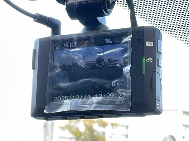 トヨタ プリウス S ツーリングセレ ブラックED 山口県 2021(令3)年 4.4万km ブラックM/グレーM 純正ディスプレイオーディオ/T-Connectナビキッド非装着/・AM/FM/・Bluetooth接続/・Miracast/・applecarplay/・androidauto/バックカメラ/ビルトインETC/ドライブレコーダー/Toyota Safety Sense/・プリクラッシュセーフティ/・レーントレーシングアシスト/・ロードサインアシスト/・レーダークルーズコントロール/・先行車発進告知機能/・ドライブモードセレクトスイッチ/・ブラインドスポットモニター/・オートマチックハイビーム/・クリアランスソナー/・パーキングサポートブレーキ/レザーシート/シートヒーター/スマートキー/プッシュスタート/スペアキー1本/純正フロアマット/USB入力端子/AC100V/LEDヘッドライト/純正17インチアルミホイール/ドアバイザー/ウィンカーミラー