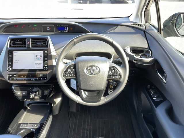 トヨタ プリウス S ツーリングセレ ブラックED 山口県 2021(令3)年 4.4万km ブラックM/グレーM 純正ディスプレイオーディオ/T-Connectナビキッド非装着/・AM/FM/・Bluetooth接続/・Miracast/・applecarplay/・androidauto/バックカメラ/ビルトインETC/ドライブレコーダー/Toyota Safety Sense/・プリクラッシュセーフティ/・レーントレーシングアシスト/・ロードサインアシスト/・レーダークルーズコントロール/・先行車発進告知機能/・ドライブモードセレクトスイッチ/・ブラインドスポットモニター/・オートマチックハイビーム/・クリアランスソナー/・パーキングサポートブレーキ/レザーシート/シートヒーター/スマートキー/プッシュスタート/スペアキー1本/純正フロアマット/USB入力端子/AC100V/LEDヘッドライト/純正17インチアルミホイール/ドアバイザー/ウィンカーミラー