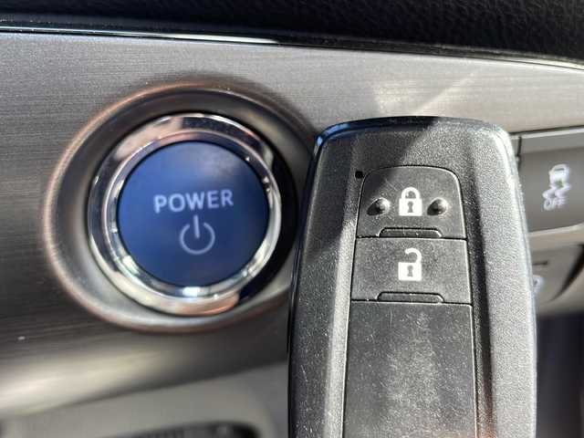 トヨタ プリウス S ツーリングセレ ブラックED 山口県 2021(令3)年 4.4万km ブラックM/グレーM 純正ディスプレイオーディオ/T-Connectナビキッド非装着/・AM/FM/・Bluetooth接続/・Miracast/・applecarplay/・androidauto/バックカメラ/ビルトインETC/ドライブレコーダー/Toyota Safety Sense/・プリクラッシュセーフティ/・レーントレーシングアシスト/・ロードサインアシスト/・レーダークルーズコントロール/・先行車発進告知機能/・ドライブモードセレクトスイッチ/・ブラインドスポットモニター/・オートマチックハイビーム/・クリアランスソナー/・パーキングサポートブレーキ/レザーシート/シートヒーター/スマートキー/プッシュスタート/スペアキー1本/純正フロアマット/USB入力端子/AC100V/LEDヘッドライト/純正17インチアルミホイール/ドアバイザー/ウィンカーミラー