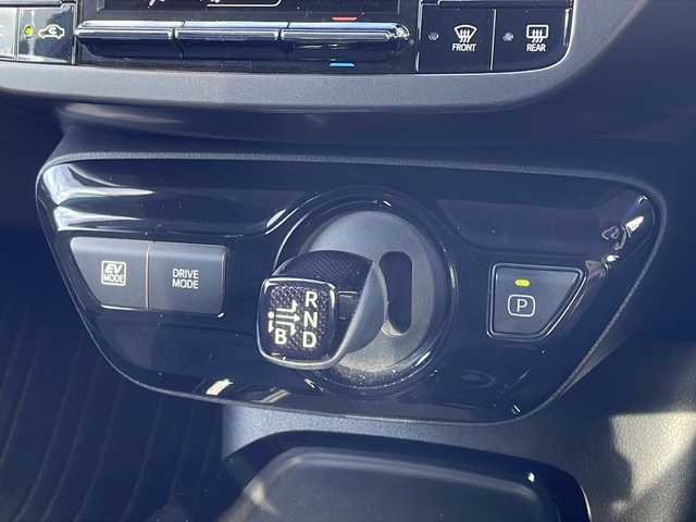 トヨタ プリウス S ツーリングセレ ブラックED 山口県 2021(令3)年 4.4万km ブラックM/グレーM 純正ディスプレイオーディオ/T-Connectナビキッド非装着/・AM/FM/・Bluetooth接続/・Miracast/・applecarplay/・androidauto/バックカメラ/ビルトインETC/ドライブレコーダー/Toyota Safety Sense/・プリクラッシュセーフティ/・レーントレーシングアシスト/・ロードサインアシスト/・レーダークルーズコントロール/・先行車発進告知機能/・ドライブモードセレクトスイッチ/・ブラインドスポットモニター/・オートマチックハイビーム/・クリアランスソナー/・パーキングサポートブレーキ/レザーシート/シートヒーター/スマートキー/プッシュスタート/スペアキー1本/純正フロアマット/USB入力端子/AC100V/LEDヘッドライト/純正17インチアルミホイール/ドアバイザー/ウィンカーミラー