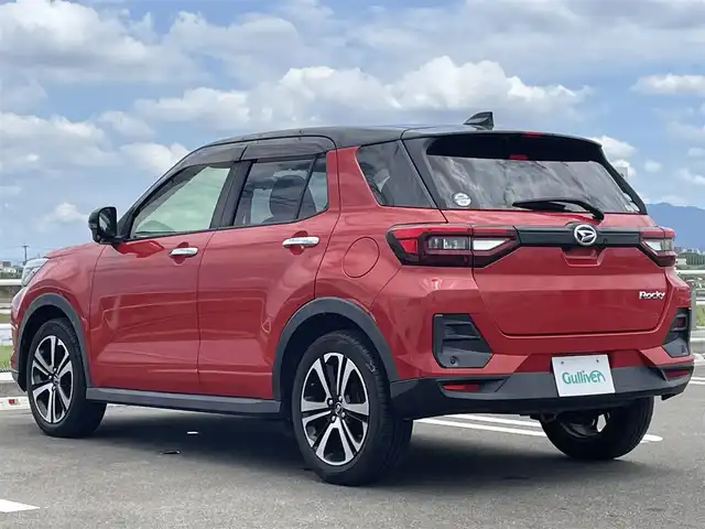 ダイハツ ロッキー G 佐賀県 2020(令2)年 1.8万km ブラックマイカメタリック/コンパーノレッド 純正ディスプレイオーディオ/・CD/DVD/USB/Bluetooth/AndroidAuto/バックカメラ/シートヒーター/ステアリングリモコン/純正17インチアルミホイール/LEDヘッドライト/純正LEDフォグライト/純正フロアマット/純正ドアバイザ―/新車保証書/取扱説明書/スペアキー１本/スマートアシスト/・レーダークルーズコントロール/・レーンディパーチャーアラート/・先行車発進お知らせ機能/・クリアランスソナー/・標識認識機能