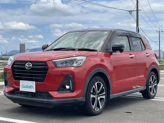ダイハツ ロッキー G 佐賀県 2020(令2)年 1.8万km ブラックマイカメタリック/コンパーノレッド 純正ディスプレイオーディオ/・CD/DVD/USB/Bluetooth/AndroidAuto/バックカメラ/シートヒーター/ステアリングリモコン/純正17インチアルミホイール/LEDヘッドライト/純正LEDフォグライト/純正フロアマット/純正ドアバイザ―/新車保証書/取扱説明書/スペアキー１本/スマートアシスト/・レーダークルーズコントロール/・レーンディパーチャーアラート/・先行車発進お知らせ機能/・クリアランスソナー/・標識認識機能