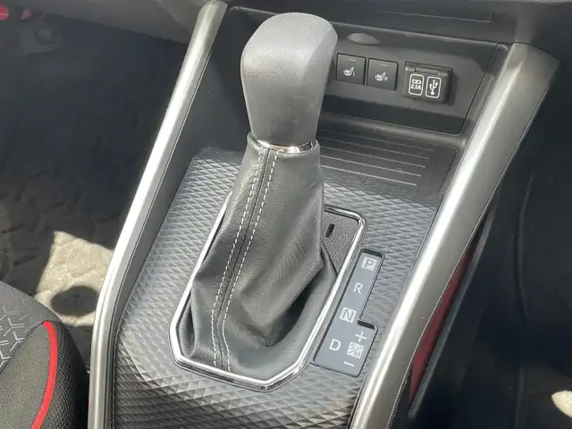 ダイハツ ロッキー G 佐賀県 2020(令2)年 1.8万km ブラックマイカメタリック/コンパーノレッド 純正ディスプレイオーディオ/・CD/DVD/USB/Bluetooth/AndroidAuto/バックカメラ/シートヒーター/ステアリングリモコン/純正17インチアルミホイール/LEDヘッドライト/純正LEDフォグライト/純正フロアマット/純正ドアバイザ―/新車保証書/取扱説明書/スペアキー１本/スマートアシスト/・レーダークルーズコントロール/・レーンディパーチャーアラート/・先行車発進お知らせ機能/・クリアランスソナー/・標識認識機能