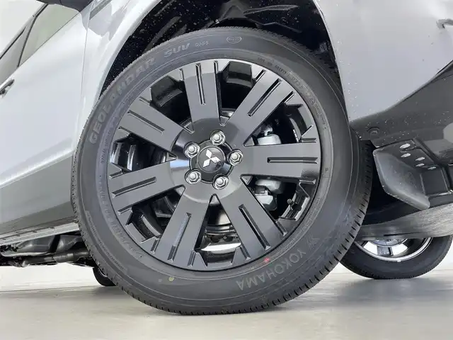 三菱 デリカＤ：５ シャモニー 群馬県 2025(令7)年 0.1万km未満 白Ⅱ 登録済未使用車(登録時走行距離7km)/オリジナルナビ取付パッケージ＋リアモニター取付パッケージ/＝＝＝＝＝＝＝＝＝＝＝＝/4WD/マルチアラウンドモニター/e-Assist/ ・衝突軽減ブレーキシステム/ ・車線逸脱警報システム/ ・レーダークルーズコントロールシステム/ ・オートマチックハイビーム/ ・誤発進抑制機能/ ・後側方車両検知警報システム/ ・後退時交差車両検知警報システム/エレクトリックテールゲート/両側パワースライドドア/パドルシフト/運転席側パワーシート/前席シートヒーター/ステアリングヒーター/電動パーキングブレーキ/オートブレーキホールド/プッシュスタート/スマートキー
