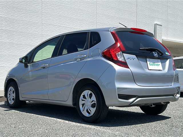 ホンダ フィット 13G F 千葉県 2018(平30)年 0.8万km ルナシルバーM ワンオーナー　保証書　取扱説明書　アイドリングストップ　横滑り防止機能　ＣＤオーディオ　パワーウィンドー　フロアシフト　純正フロアマット　スマートキー　純正１４インチホイール　ハロゲンヘッドライト