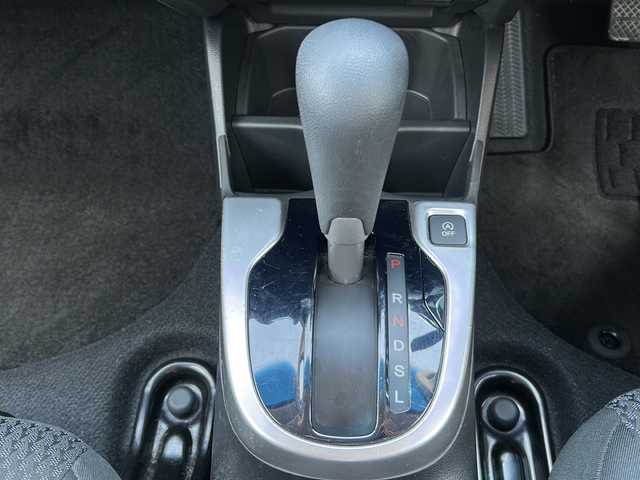 ホンダ フィット 13G F 千葉県 2018(平30)年 0.8万km ルナシルバーM ワンオーナー　保証書　取扱説明書　アイドリングストップ　横滑り防止機能　ＣＤオーディオ　パワーウィンドー　フロアシフト　純正フロアマット　スマートキー　純正１４インチホイール　ハロゲンヘッドライト