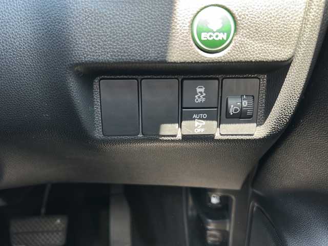 ホンダ フィット 13G F 千葉県 2018(平30)年 0.8万km ルナシルバーM ワンオーナー　保証書　取扱説明書　アイドリングストップ　横滑り防止機能　ＣＤオーディオ　パワーウィンドー　フロアシフト　純正フロアマット　スマートキー　純正１４インチホイール　ハロゲンヘッドライト