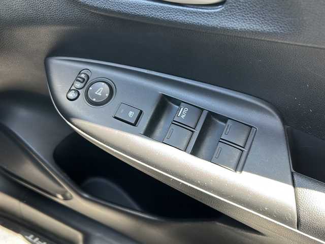 ホンダ フィット 13G F 千葉県 2018(平30)年 0.8万km ルナシルバーM ワンオーナー　保証書　取扱説明書　アイドリングストップ　横滑り防止機能　ＣＤオーディオ　パワーウィンドー　フロアシフト　純正フロアマット　スマートキー　純正１４インチホイール　ハロゲンヘッドライト