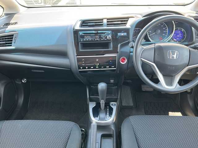 ホンダ フィット 13G F 千葉県 2018(平30)年 0.8万km ルナシルバーM ワンオーナー　保証書　取扱説明書　アイドリングストップ　横滑り防止機能　ＣＤオーディオ　パワーウィンドー　フロアシフト　純正フロアマット　スマートキー　純正１４インチホイール　ハロゲンヘッドライト