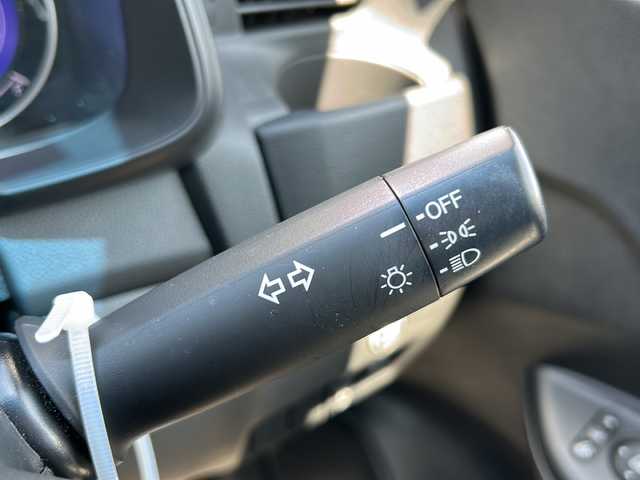 ホンダ フィット 13G F 千葉県 2018(平30)年 0.8万km ルナシルバーM ワンオーナー　保証書　取扱説明書　アイドリングストップ　横滑り防止機能　ＣＤオーディオ　パワーウィンドー　フロアシフト　純正フロアマット　スマートキー　純正１４インチホイール　ハロゲンヘッドライト