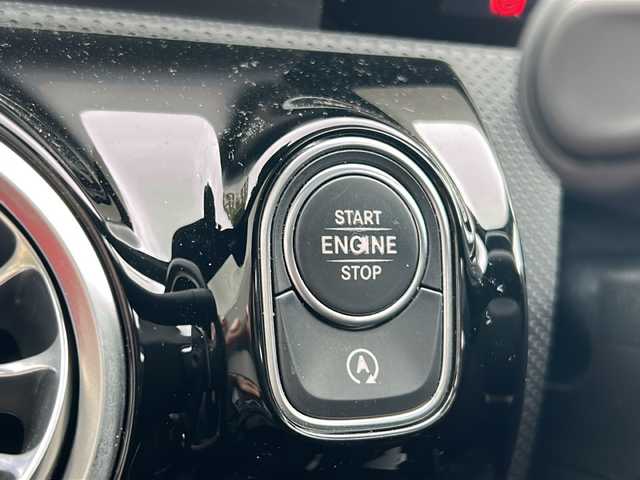 メルセデス・ベンツ ＣＬＡ２００ｄ Sブレーク AMGライン 大阪府 2020(令2)年 4.7万km デジタルホワイト ワンオーナー/純正メモリナビ/・FM/AM/Bluetooth/・フルセグテレビ/ビルドインETC2.0/ドライブレコーダー/バックカメラ/全周囲カメラ/サンルーフ/衝突軽減ブレーキ/レーンキープアシスト/クルーズコントロール/革巻きステアリング/ステアリングリモコン/メモリシート（D席+N席）/パワーシート（D席+N席）/シートヒーター（D席+N席）/本革レザーシート/コーナーセンサー/LEDヘッドライト/オートライト/オートエアコン/スマートキー×2/プッシュスタート/12V電源/USBジャック/電動パーキングブレーキ/充電トレイ/電動格納ミラー/ブラインドスポットモニター/純正18インチアルミホイール/純正フロアマット/取扱説明書/保証書