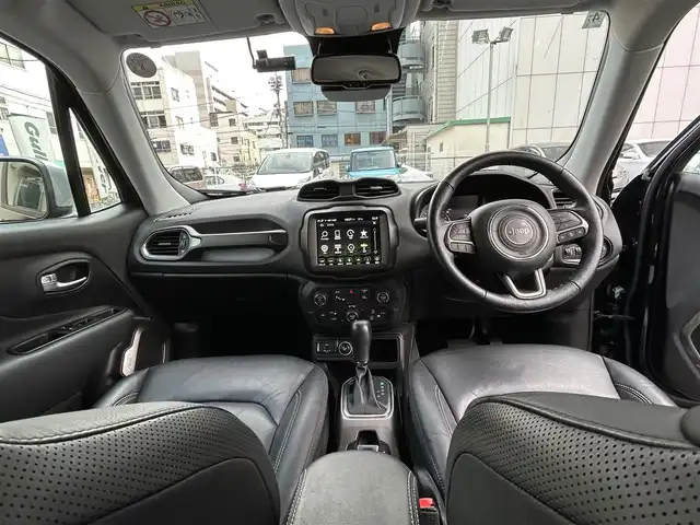 クライスラー・ジープ ジープ レネゲード リミテッド 神奈川県 2022(令4)年 2.2万km ブラック アクティブセーフティーシステム/・DTC（ドラックトルクコントロール）/・ESC（エレクトロニックスタビリティーコントロール）/・TC（トラクションコントロール）/・PBA（パニックブレーキアシスト）/・HSA（ヒルスタートアシスト）/・DST（ダイナミックステアリングトルク）/・ERM（エレクトロニックロールオーバーミティゲーション）/・TSC（トレーラースウェイコントロール）/・HDC（ヒルディセントコントロール）/ブラインドスポットモニター/TPMS（タイヤプレシャーモニター）/アダプティブクルーズコントロール/前面衝突警報/側方間隔警報/車線逸脱警報/純正U-connect&ナビ付/フルセグTV／BT／USB／AUX/ドライブレコーダー/黒革シート/前席シートヒーター/前関パワーシート/ヒーテッドステアリング/ETC/純正17inアルミホイール/ルーフレール/オートライト/フォグランプ/ウインカー付電格ミラー/スマートキー/プッシュスタート/W＆サイドエアバッグ/横滑り防止装置/ABS/フロアマット/取扱説明書/保証書/スペアキー有
