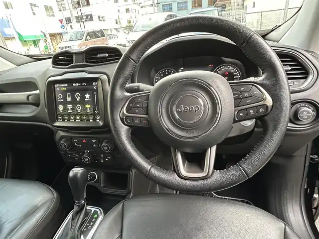 クライスラー・ジープ ジープ レネゲード リミテッド 神奈川県 2022(令4)年 2.2万km ブラック アクティブセーフティーシステム/・DTC（ドラックトルクコントロール）/・ESC（エレクトロニックスタビリティーコントロール）/・TC（トラクションコントロール）/・PBA（パニックブレーキアシスト）/・HSA（ヒルスタートアシスト）/・DST（ダイナミックステアリングトルク）/・ERM（エレクトロニックロールオーバーミティゲーション）/・TSC（トレーラースウェイコントロール）/・HDC（ヒルディセントコントロール）/ブラインドスポットモニター/TPMS（タイヤプレシャーモニター）/アダプティブクルーズコントロール/前面衝突警報/側方間隔警報/車線逸脱警報/純正U-connect&ナビ付/フルセグTV／BT／USB／AUX/ドライブレコーダー/黒革シート/前席シートヒーター/前関パワーシート/ヒーテッドステアリング/ETC/純正17inアルミホイール/ルーフレール/オートライト/フォグランプ/ウインカー付電格ミラー/スマートキー/プッシュスタート/W＆サイドエアバッグ/横滑り防止装置/ABS/フロアマット/取扱説明書/保証書/スペアキー有