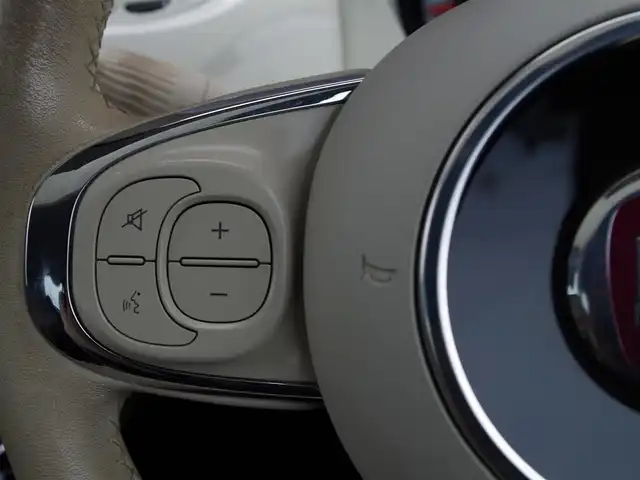 フィアット ５００ ルッソ 埼玉県 2018(平30)年 6.9万km ボサノバホワイト 100色限定特別仕様車 /ブラウンレザーシート /スライディングルーフ /CarPlay /パークセンサー /純正ディスプレイオーディオ /ETC /社外(IRVINE)15インチスタットレス積み込み /ハンドルスイッチ /USB接続